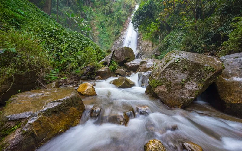 Visitantes aproveitam cachoeira e piqueniques