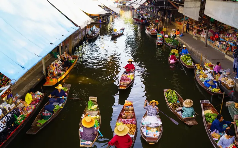 Barcos levam turistas ao flutuante Damnoen Saduak