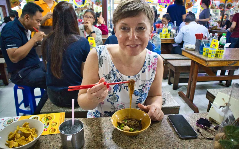 Boat noodles explodem sabor em cada colher