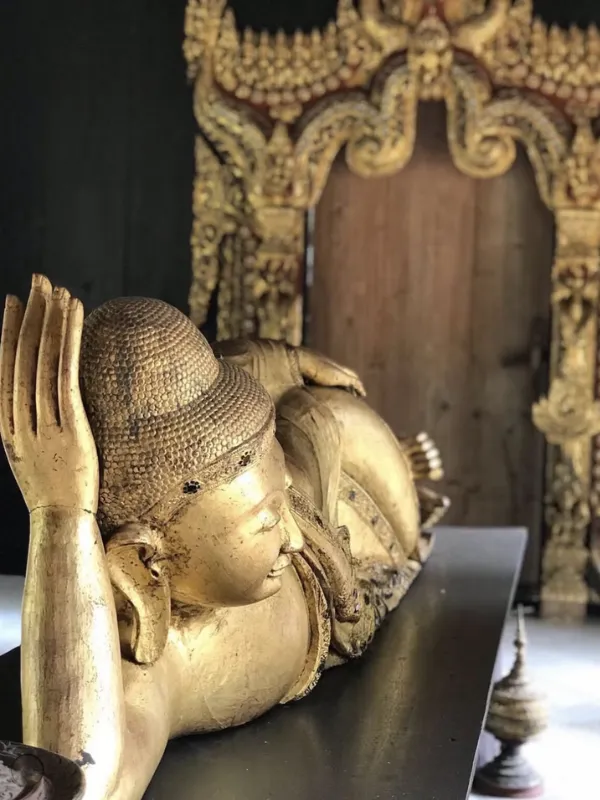 Imagens de Buda mostram detalhes esculpidos com reverência