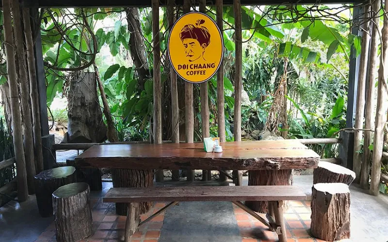 No DOI CHAANG Caffè, desfrute café com jardim