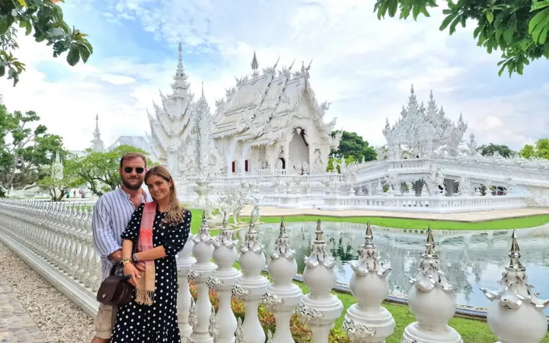 O casal está visitando o Templo Branco
