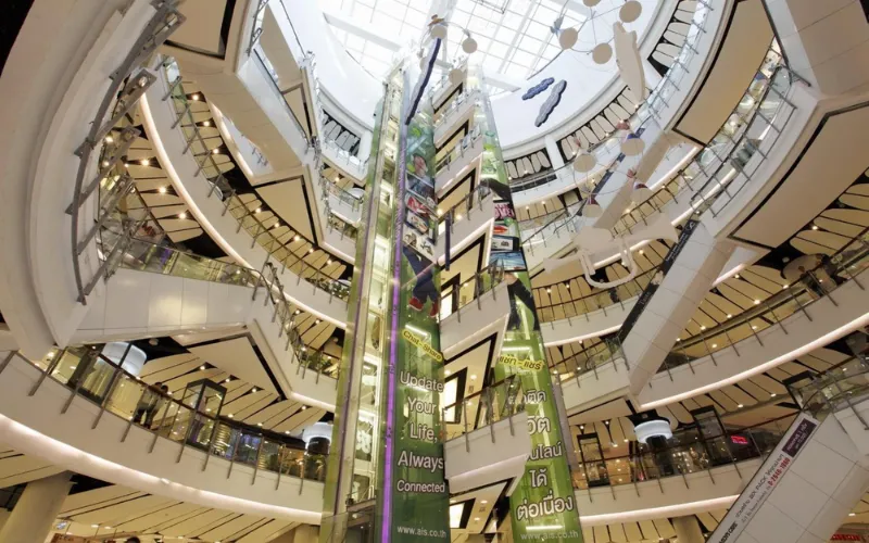 CentralWorld pulsa com energia e muitas lojas