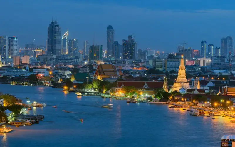 Rio une Wat Pho e Wat Arun em harmonia dourada