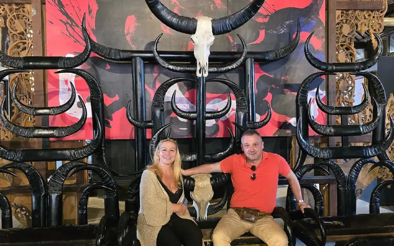 Visitantes exploram a arte única da Represa Baan