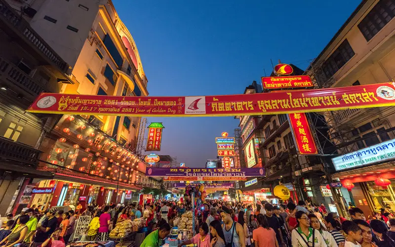 Yaowarat brilha com neon e sabores tailandeses