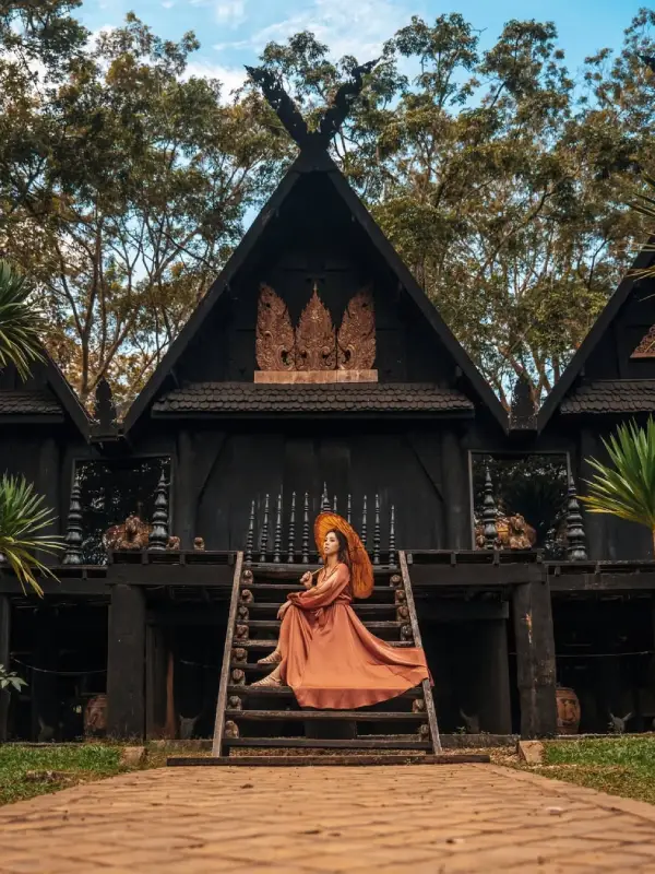 Detalhes escuros do telhado destacam a Casa Preta