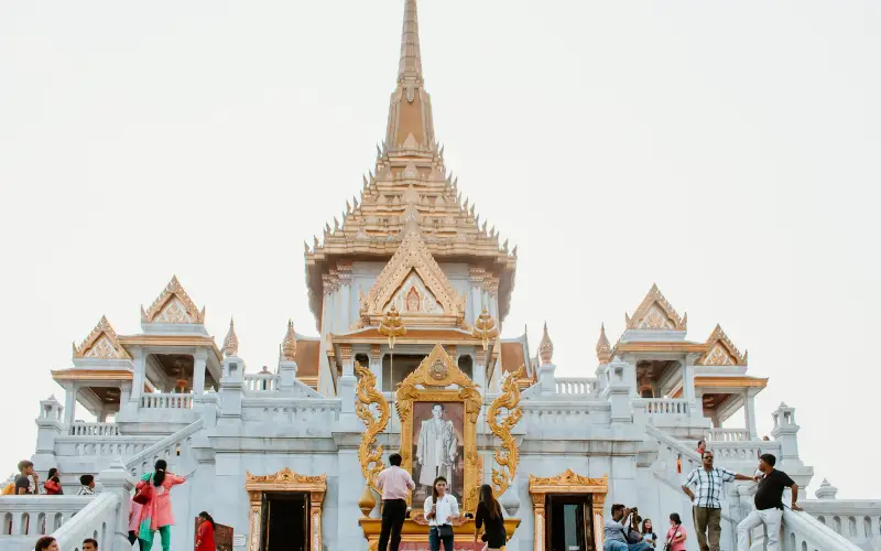 Wat Traimit encanta com legado dourado imponente