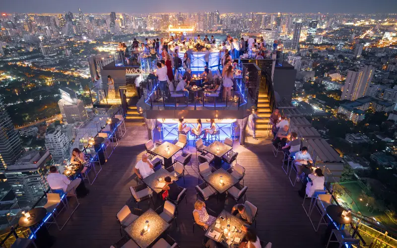 Vertigo Bar oferece petiscos com vista do pôr do sol