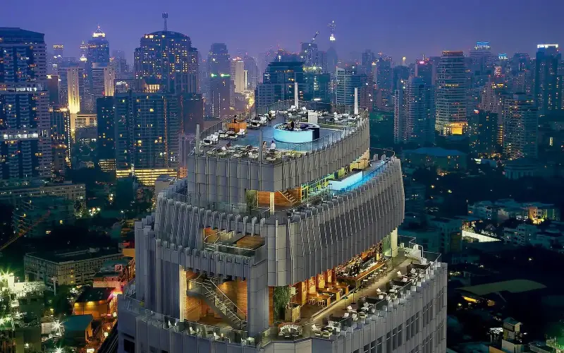 Octave serve coquetéis com vista e música suave