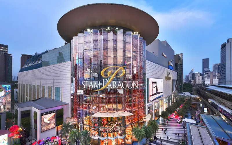 Visitantes compram luxo e lazer no Siam Paragon