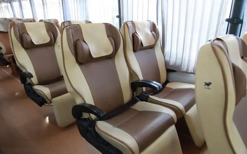 Assentos dentro de um ônibus VIP na Tailândia.