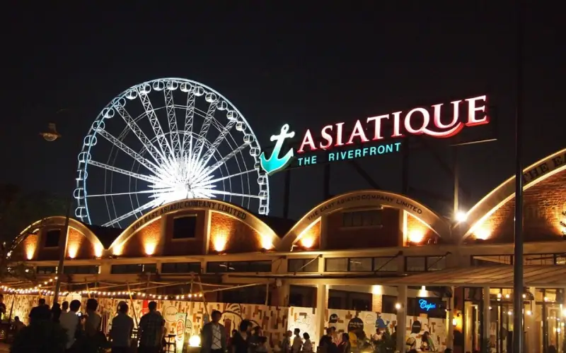 Asiatique une comida, roda-gigante e compras