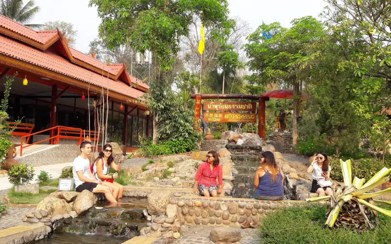 Visitantes fazem terapia mineral e relaxam