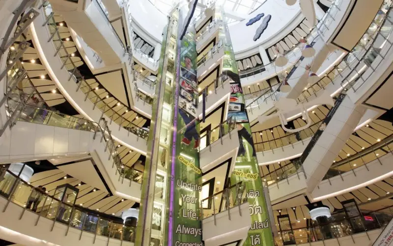 CentralWorld pulsa com energia e muitas lojas