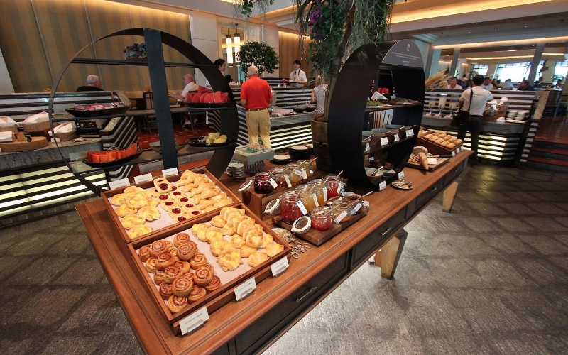 The Peninsula Bangkok tem luxo e serviço à beira do rio