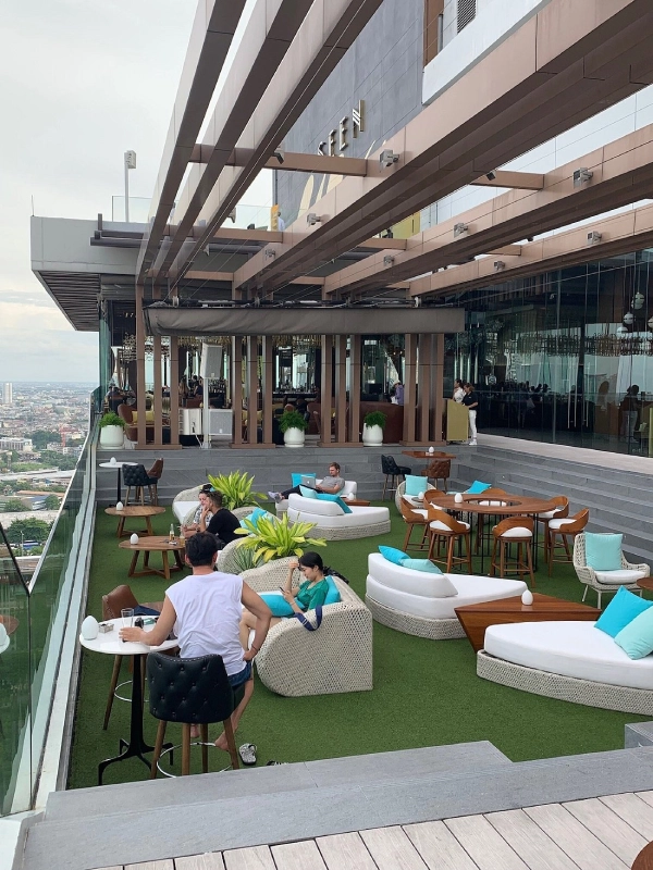 Avani+ Riverside tem luxo e vistas deslumbrantes da cidade