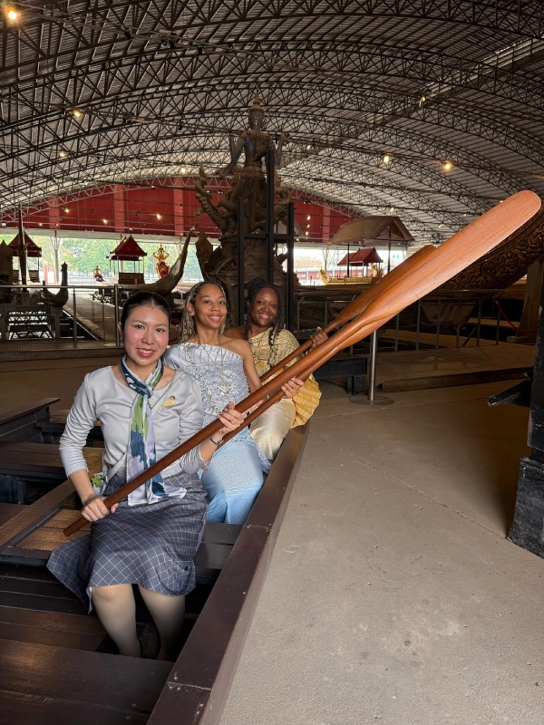 The Salil Hotel tem serviço e elegância à beira do rio