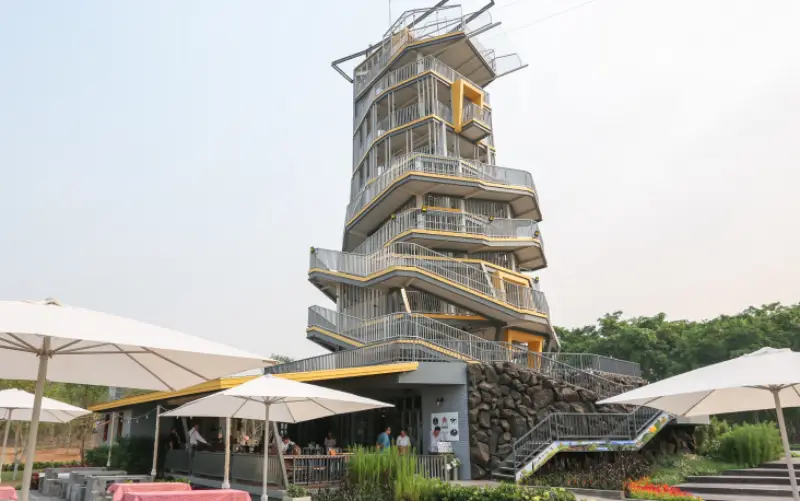 Espaço externo da pizzaria é impressionante