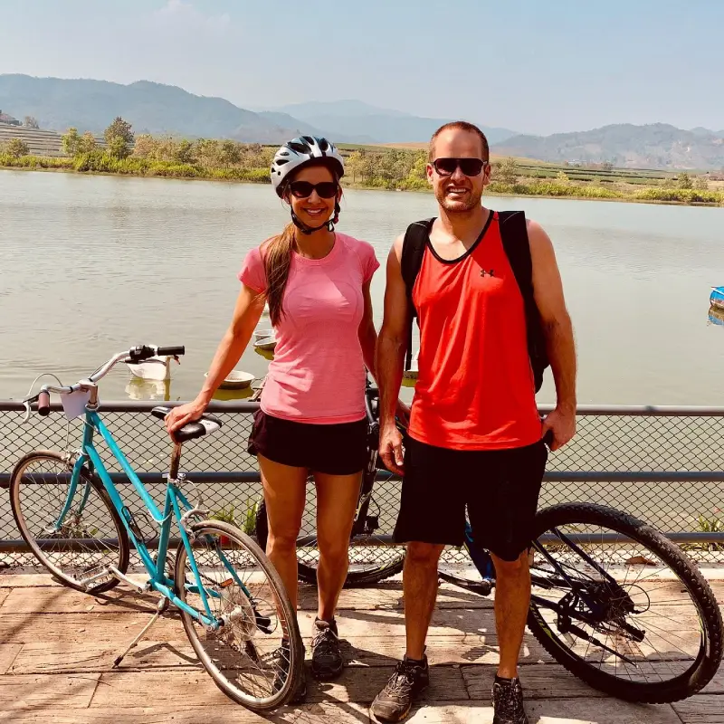 Pedalar no parque une diversão e exercício