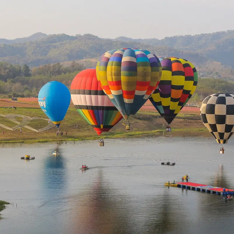 Balões coloridos encantam o céu no festival