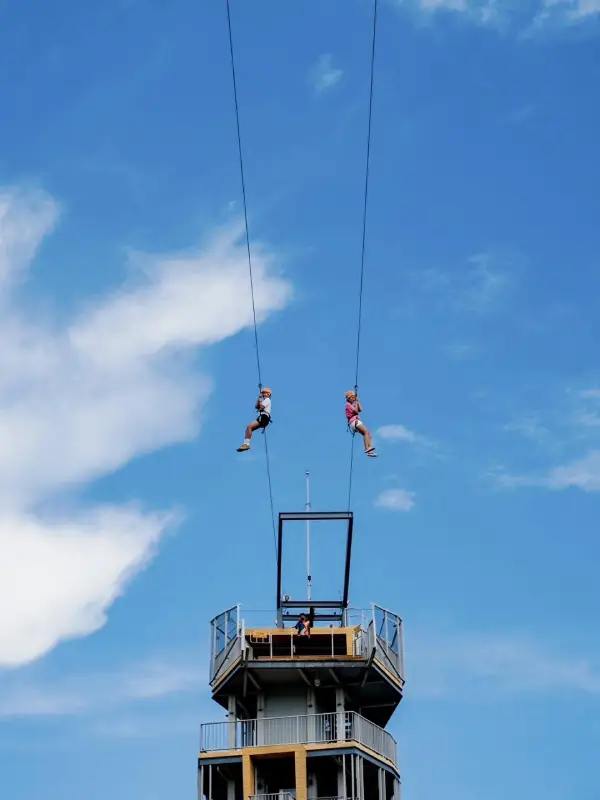 A tirolesa é perfeita para quem procura uma dose de emoção