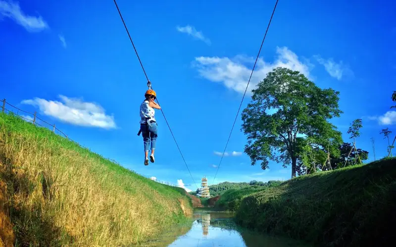 Tirolesa dá vista panorâmica e emocionante