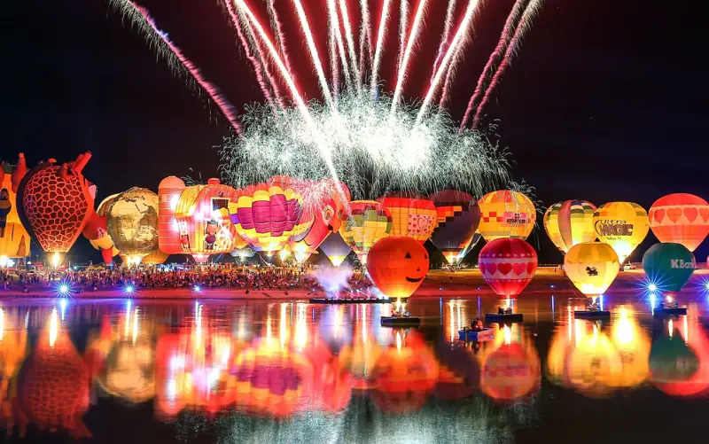 Balloon Fiesta atrai multidões ao Singha Park