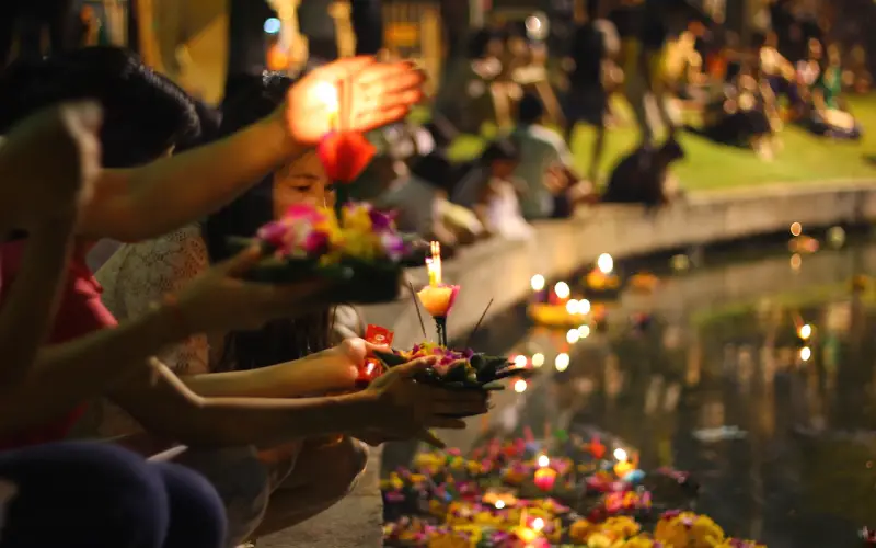 Brasileiros celebram Loy Krathong com alegria