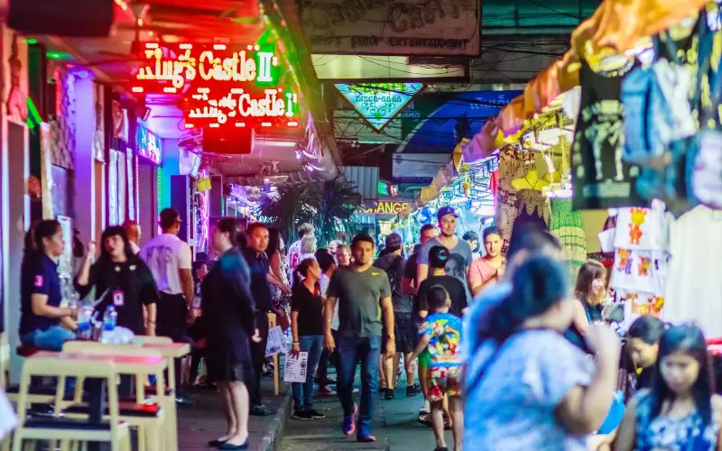 Patpong vibra com neon e agito noturno
