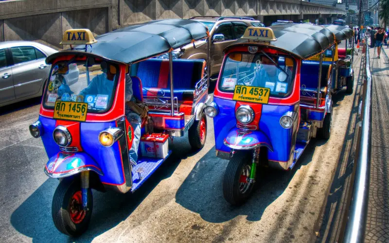 Use tuktuk, Grab/Bolt ou táxi para se locomover