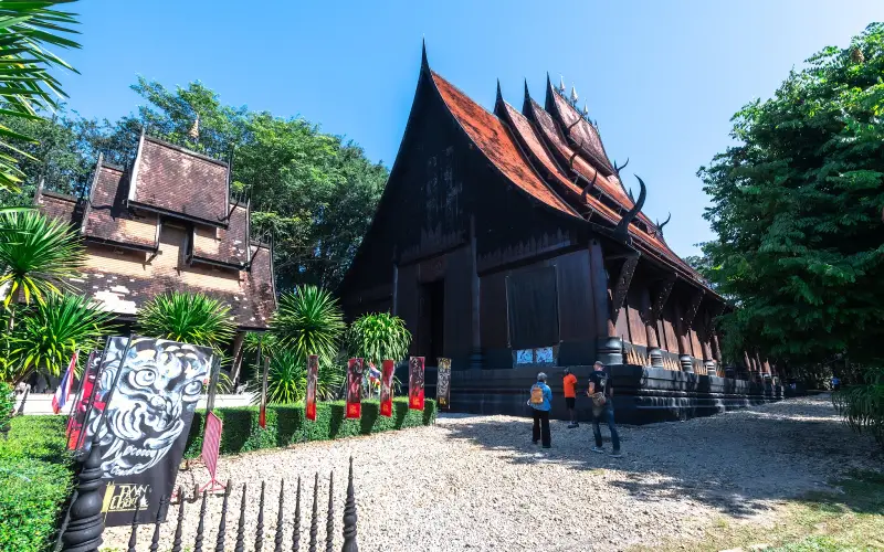 Baan Dam fascina com arte Lanna sombria