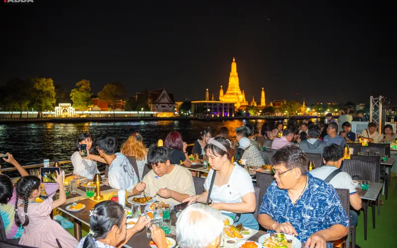 Jantar com vista encanta sob luzes cintilantes