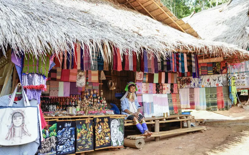 Mulheres Karen mostram cultura e artesanato