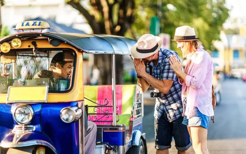Visitantes pegam tuk-tuk para chegar ao museu