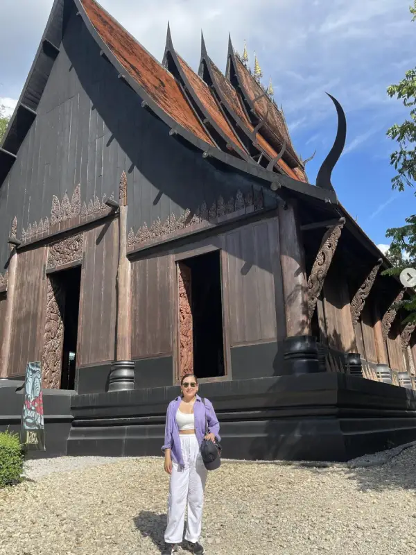 Sorrisos crescem enquanto viajantes visitam Baan Dam