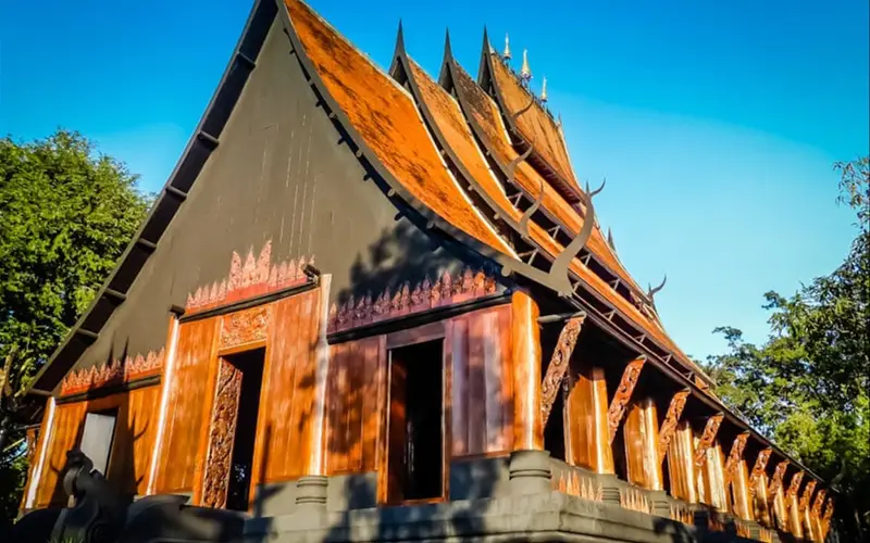 Museu Baan Dam mistura Dark Lanna e arte moderna