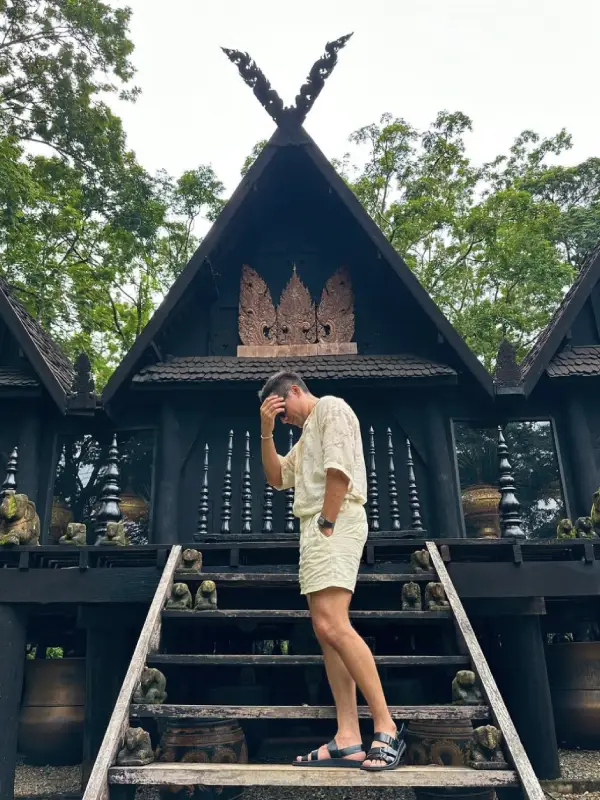 Brasileiros se divertem e posam para fotos no museu