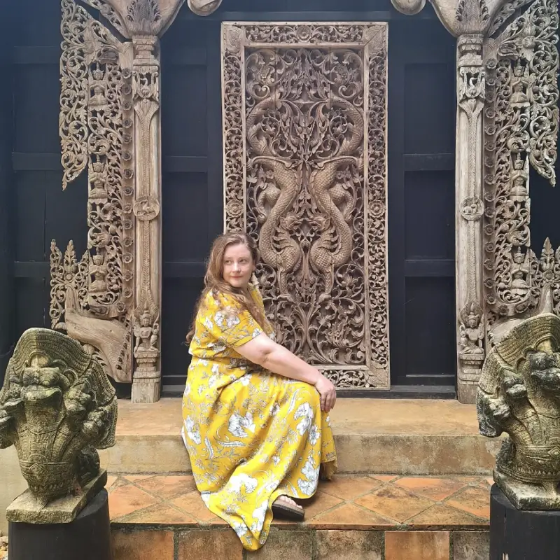 Viajantes posam para fotos no museu