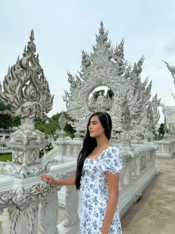 Os visitantes podem admirar a esplêndida beleza do templo branco
