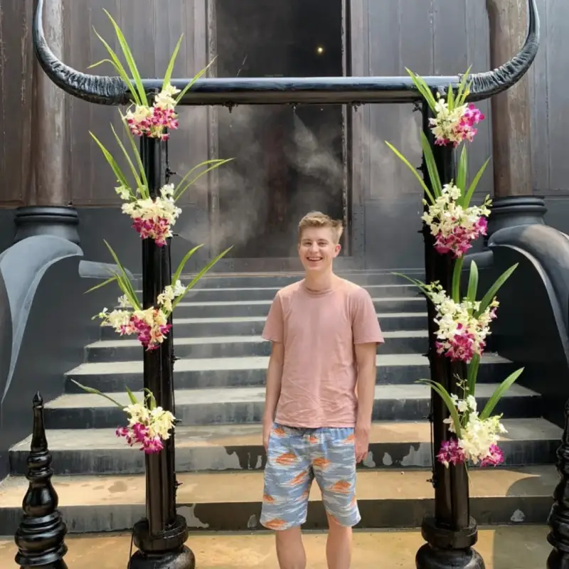 Brasileiros ficam felizes e animados no museu