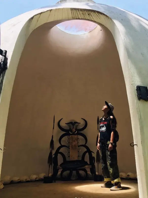 Visitantes contemplam luz na cúpula de arte e espiritualidade