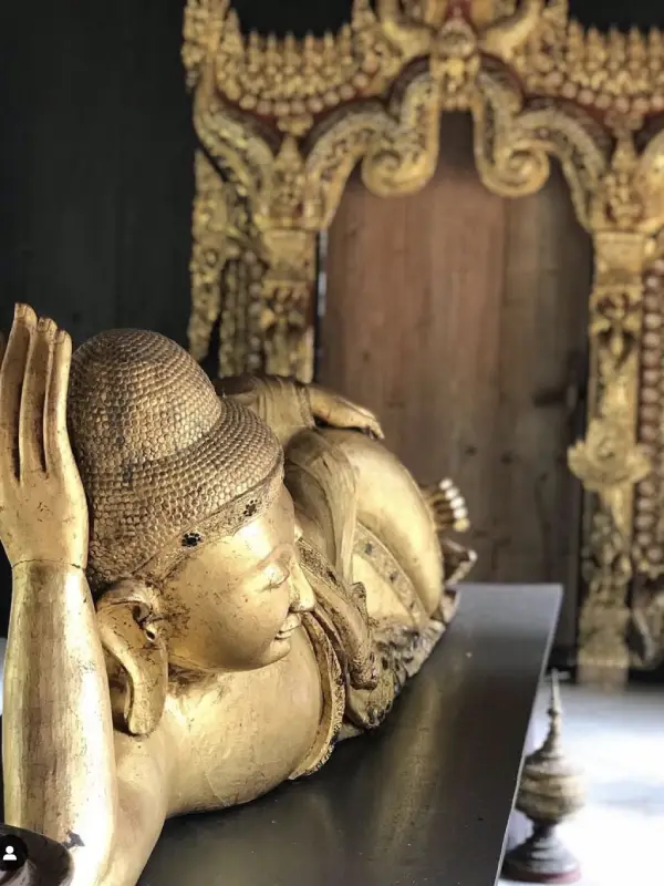 Imagens de Buda mostram detalhes esculpidos com reverência