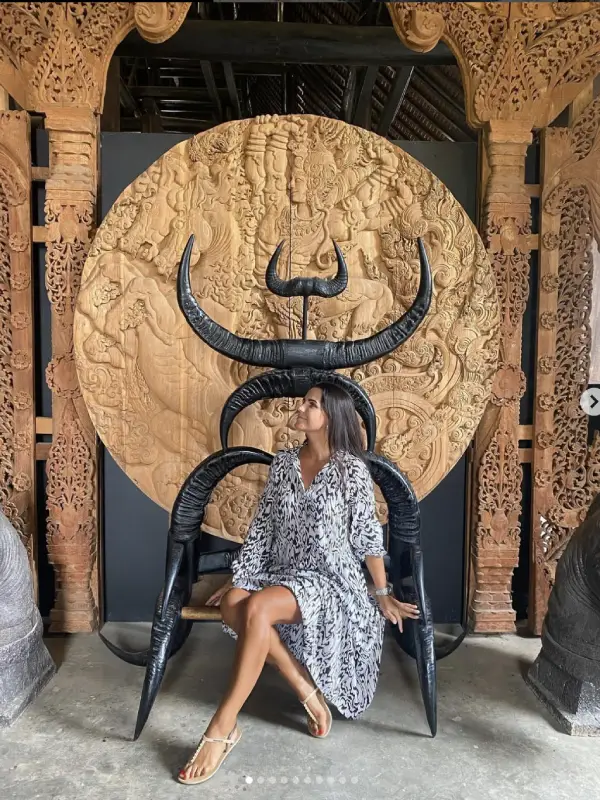 Visitantes tiram fotos com artefatos no museu