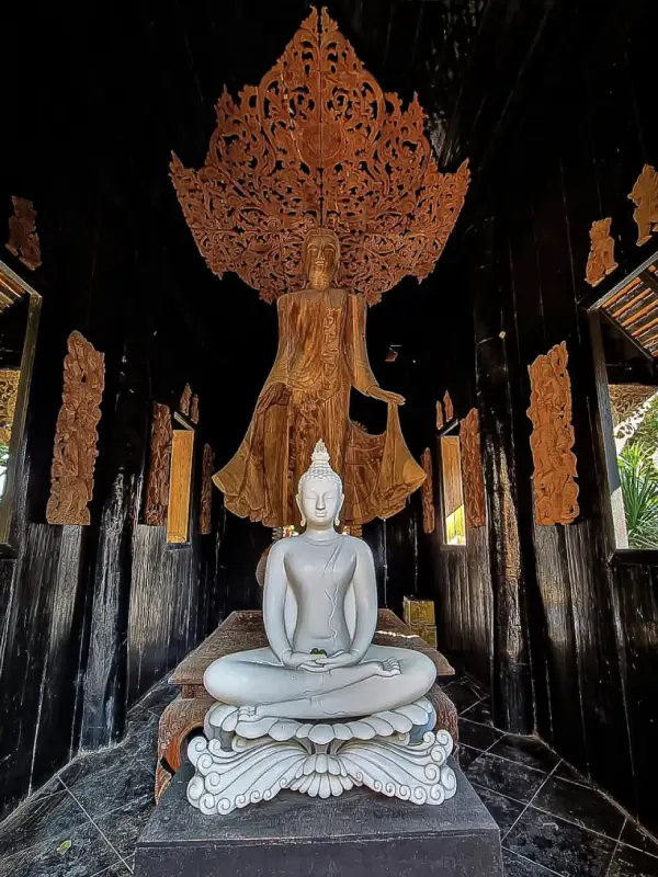 Estátuas sagradas de Buda são esculpidas com intrincado