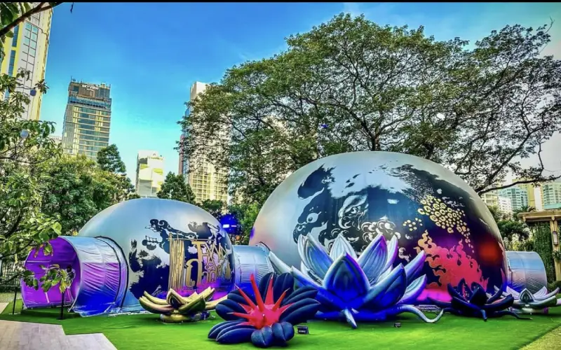 Visitantes conhecem o Jardim de Esculturas com obras monumentais