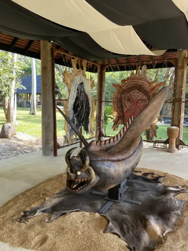 Esculturas ousadas erguem-se entre árvores como guardiãs