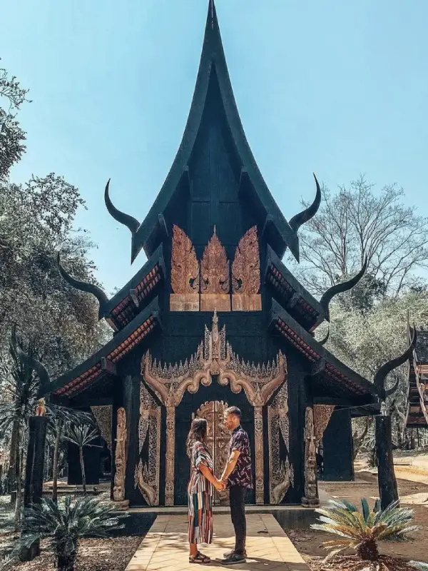 Visitantes exploram e vivenciam o espaço Dark Lanna