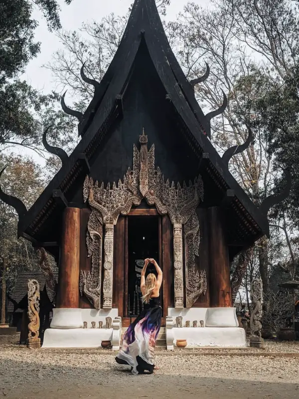 Visitantes devem tirar fotos para Instagram no Baan Dam