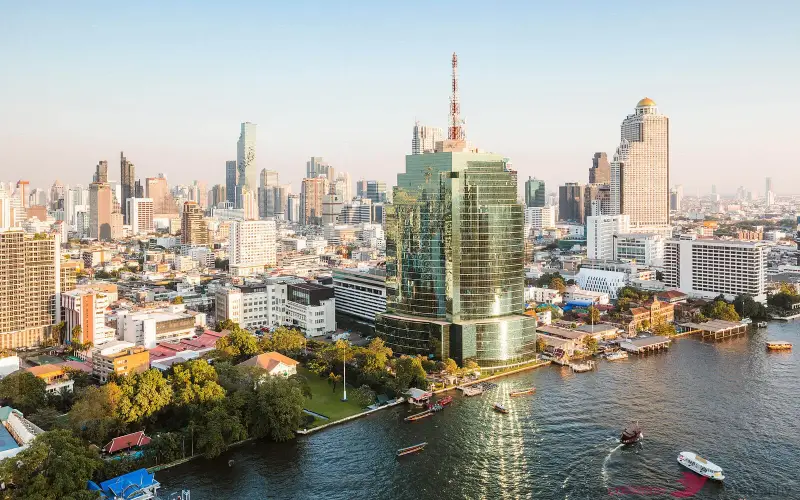 Turistas exploram Bangkok com brisa e luz dourada